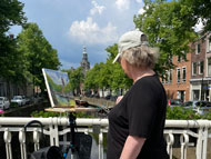 Ineke Mahieu schilder op de Oosthaven de gracht